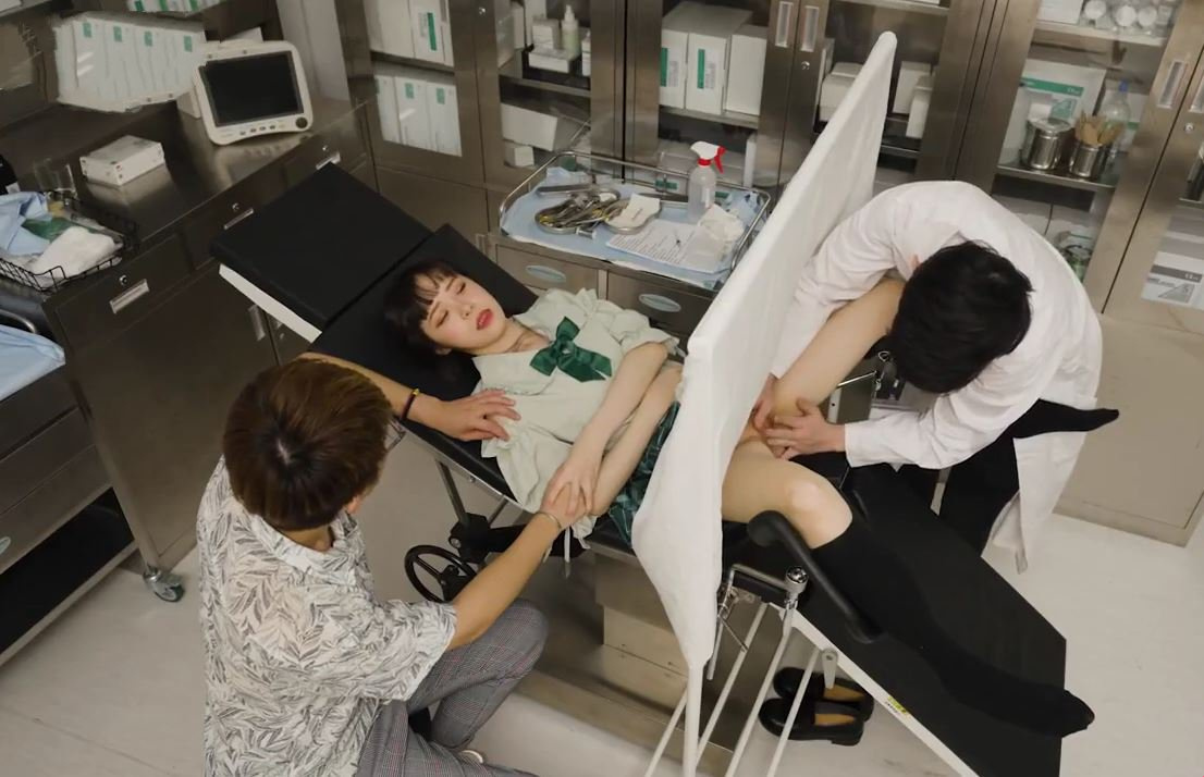 Eşinizi jinekolojik muayeneye götürürken Taylandlı bir doktorla tanışın