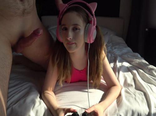 La sœur est accro aux jeux et le frère est accro à la baise