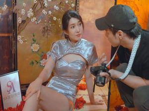 Saya mengambil gambar dia, model bogel dengan susuk tubuh yang sedap
