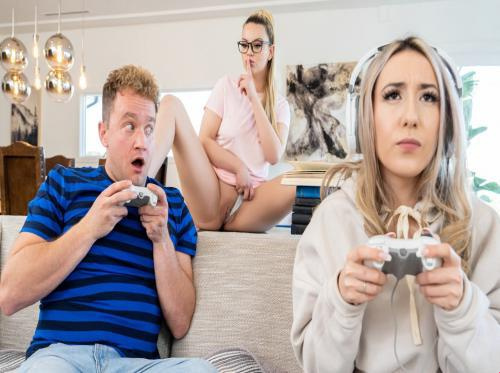 Alors qu'elle jouait à des jeux vidéo, une fille a été trompée par sa meilleure amie