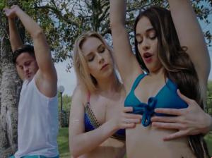 Le jeune frère pratique le yoga avec ses deux sœurs lubriques
