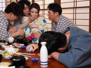 带妻子去泡温泉，丈夫浑然不觉，身上被扎了三个角