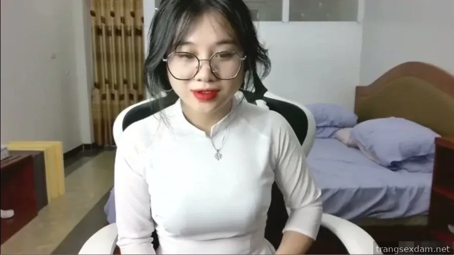 สาวน้อยน่ารักในอ่าวไดและแว่นตาหลังจากกลับจากโรงเรียน