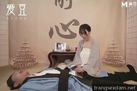 Grand héros avec une petite bite et une belle dame