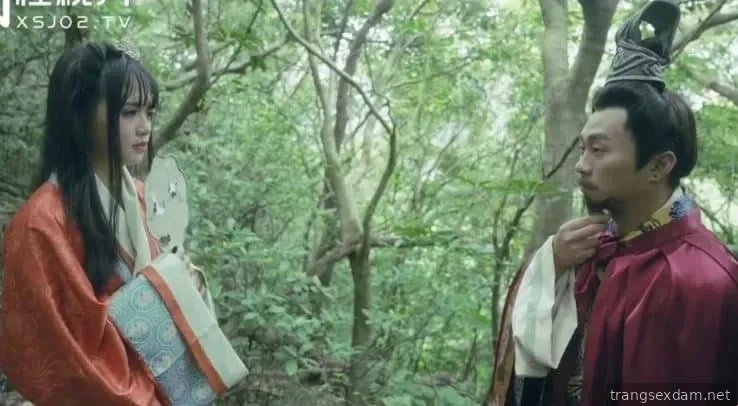 Uma linda mulher perdida na floresta teve a sorte de conhecer Liu Bei