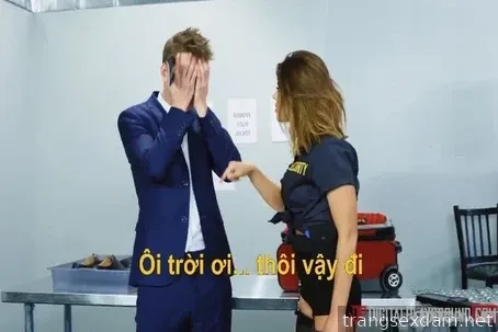 Não brinque com as mulheres da segurança do aeroporto do Vietsub