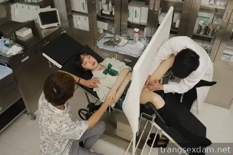Gặp bác sĩ nam biens thái khi cho vợ đi khám phụ khoa