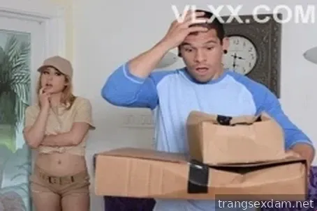 Giao hàng bị thất lạc, nữ nhân viên "đền bù" cho khách