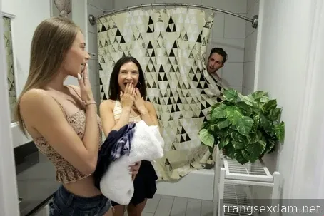 Dos hermanas menores con diferentes padres y diferentes madres.