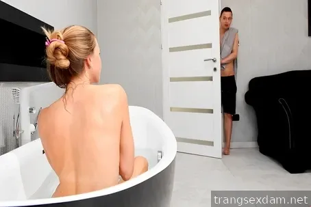 Incesto com minha meia-irmã lasciva durante o banho