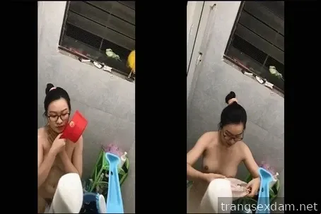 Diam-diam merekam wanita di kamar mandi sebelah