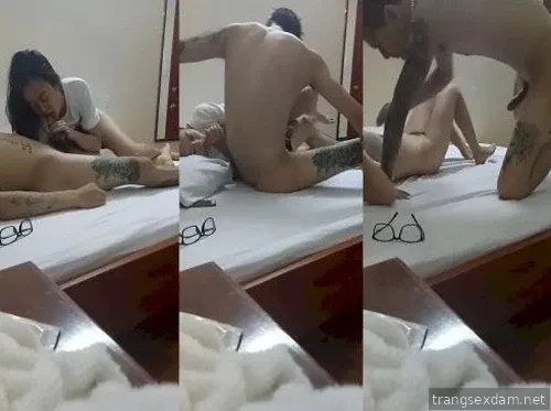 Lelaki muda bertatu menghisap zakarnya
