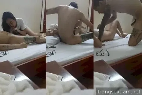 入れ墨をした若い男がチンポをしゃぶる