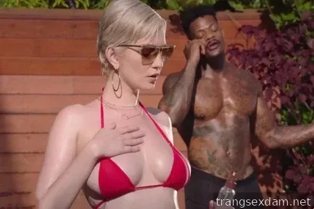 Mientras se baña y tiene sexo con su novio negro